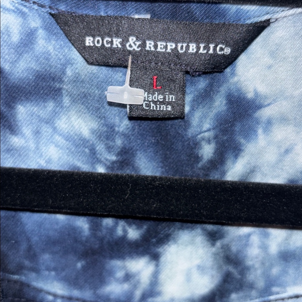 ROCK & REPUBLIC DARK BLUE TYEDYE BUTTON DOWN SHIRT SIZE LARGE PTP 21”
L/S - Picture 2 of 8